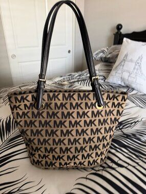 Michael Kors Jet Set Signature Canvas Tote/Shoulder Bag
